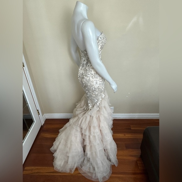 Kenneth Winston - shimmering tiered organza mermaid sweetheart gown. Size 6 - Picture 12 of 15